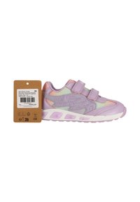 Pastell-lilafarbene Sportschuhe mit synthetischem Obermaterial, strukturierten Glitzerakzenten, zwei Klettverschlüssen und einer weißen Zwischensohle mit transparenten Details.