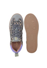 Sneakers con upper in stampa leopardata, dettagli in suede grigio, copertura del tallone viola e suola in gomma testurizzata con motivi esagonali.
