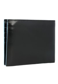 Portafoglio in pelle nera con texture liscia, forma rettangolare e interno blu a contrasto, con più scomparti per carte visibili.