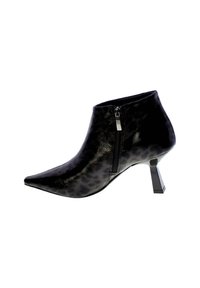 Stivaletto nero in pelle con punta appuntita, cerniera laterale e tacco geometrico di altezza moderata.