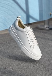 ZOE PLATFORM - Matalavartiset tennarit - white