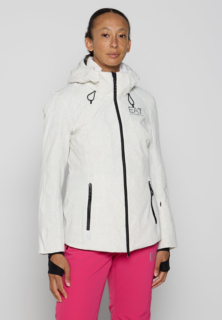 Weiße, steppierte Jacke mit Kapuze und Reißverschluss-Taschen. Verfügt über schwarze Akzente an den Reißverschlüssen und Bündchen. Die Textur erscheint glatt und leicht.