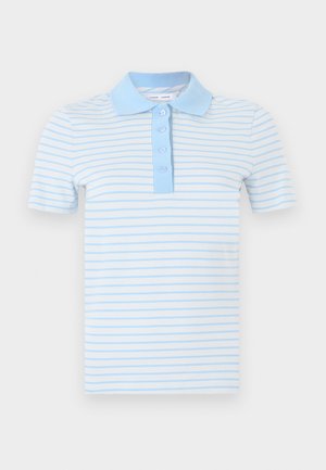 Hellblau-weiß gestreiftes Poloshirt aus weichem Stoff. Mit einem einfarbigen hellblauen Kragen und einer Knopfleiste mit vier Knöpfen. Kurzärmlig.