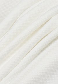 Strukturierter weißer Stoff mit einer weichen, gewebten Oberfläche, die einen natürlichen Fall und einen dezenten Glanz aufweist. Falten zeigen die Flexibilität des Materials.