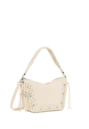 Bolso de hombro color crema con asa trenzada, adornos de tachuelas plateadas, borlas laterales y correa desmontable de bandolera sobre fondo blanco.