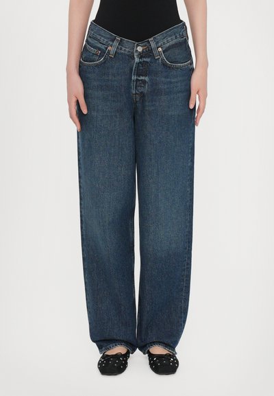 Bredde ben jeans i blå denim med et klassisk fem-lomme design og en knaplukning. Glat tekstur med subtilt falmede områder.