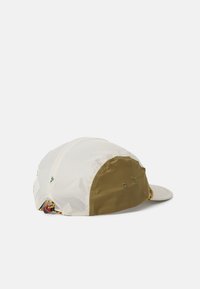 Casquette en tissu léger et texturé, de couleur blanche et olive, avec un visière unie et un cordon de serrage réglable à l'arrière.