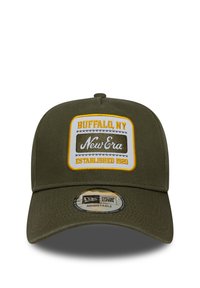 Olīvu zaļš beisbola cepure ar baltu un dzeltenu izšūtu plāksteri, uz kura rakstīts "BUFFALO, NY" un "New Era Established 1920." Regulējama aizmugure.