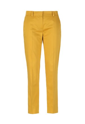 Proste spodnie w kolorze musztardowym z pętlami na pasek i zakładką z przodu każdej nogawki, pokazane na białym tle.