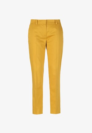 Egyenes szárú, mustársárga nadrág övhurkokkal és mindkét lábszárán előrefutó hajtással, fehér háttéren bemutatva.