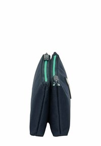 Granatowa torba materiałowa z dwoma turkusowymi zamkami błyskawicznymi, lekko skośny kształt, teksturowana powierzchnia, smukły profil oraz przymocowana etykieta do identyfikacji.