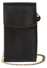 Musta nahkainen puhelinkotelo, jossa läppäkiinnitys, kultainen ketjuhihna ja pyöreä metallinen tunniste. Sileä pinta ja minimalistinen muotoilu.