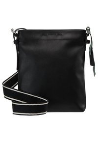 Czarna skórzana torba na ramię o płaskim kształcie, srebrne okucia oraz paskiem z materiału w paski. Na górze znajduje się logo.