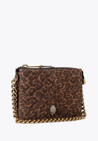 Borsa a tracolla in pelle con stampa leopardata, dotata di una tracolla in catena dorata e una chiusura decorativa. Presenta una superficie testurizzata e una chiusura con zip.