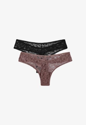 Le mutandine in pizzo nero e malva presentano motivi floreali intricati e morbide bande elastiche in vita, mostrando una delicata trasparenza.