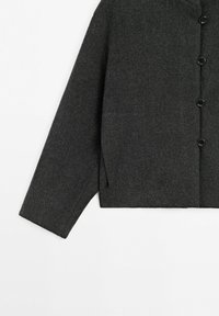 Manteau en laine gris foncé à boutons, manches longues et ourlet droit, présenté de face sur un fond blanc.