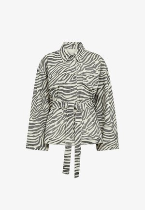 Jas met lange mouwen en knopen, zwart-witte zebraprint, twee borstzakken met kleppen en een bijpassende stoffen ceintuur op de taille.
