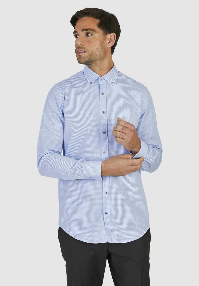 Lichtblauw geblokt overhemd met een button-down kraag, lange mouwen en een afgeronde zoom. Gemaakt van een gladde stof met een subtiele textuur.