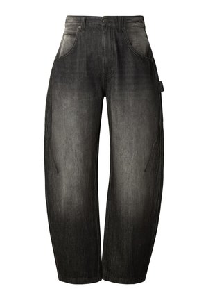 Pantalon cargo en denim noir, présentant une coupe ample, des poches latérales et une texture délavée, avec des coutures visibles et une étiquette décorative sur la ceinture.