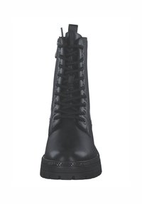 Bottes de combat noires à lacets en cuir, avec un bout rond, une semelle épaisse, des éléments décoratifs en métal et une fermeture éclair sur le côté.