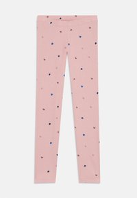 Rosa gerippte Leggings mit verstreuten kleinen blauen, marineblauen und braunen Herzmustern, elastischem Bund, flach auf weißem Hintergrund ausgelegt.
