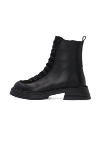 Czarne skórzane sznurowane botki sięgające kostki, z zaokrąglonym noskiem, solidną podeszwą, wysokim cholewką oraz pętelką z tyłu ułatwiającą zakładanie.