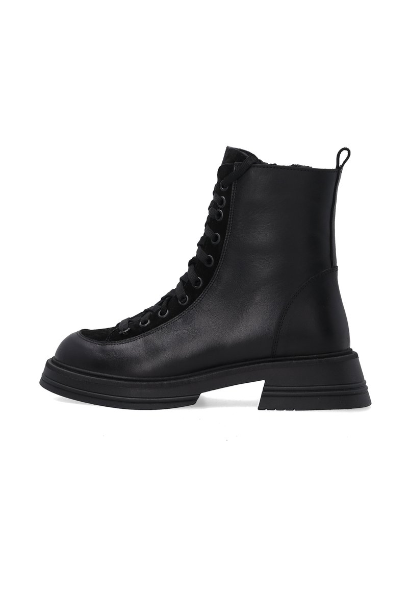 Czarne skórzane sznurowane botki sięgające kostki, z zaokrąglonym noskiem, solidną podeszwą, wysokim cholewką oraz pętelką z tyłu ułatwiającą zakładanie.
