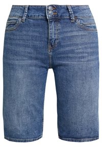 Pantalones cortos de mezclilla azul hasta la rodilla con cierre de doble botón, bolsillos frontales y trabillas para cinturón, mostrados sobre un fondo blanco.