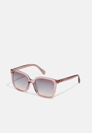 Lunettes de soleil carrées avec une monture rose translucide et des verres dégradés, présentant de subtils accents dorés sur les tempes.