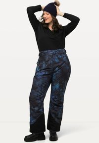 Skibroek in donkerblauw en zwart met een gestructureerd, abstract patroon. Kenmerken zijn een hoge taille, riemlussen en ritszakken.