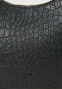 Clutch in finta pelle nera con motivo coccodrillo, caratterizzata da una superficie testurizzata e chiusura con zip dorata, con un logo in rilievo discreto sulla parte esterna.