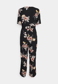 Svart blommig jumpsuit med korta ärmar, bälte vid midjan och ett mönster av rosa och gula blommor med gröna löv.