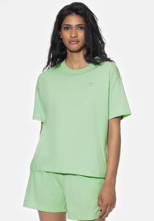 Hellgrünes Baumwoll-T-Shirt mit kurzen Ärmeln und Rundhalsausschnitt, kombiniert mit passenden Shorts. Verfügt über ein kleines gesticktes Palmenmotiv.