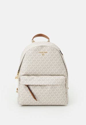 Beige Michael Kors rygsæk med gentaget MK-logo mønster, front lynlås lomme, læderhåndtag og guldfarvede lynlåsdetailler.