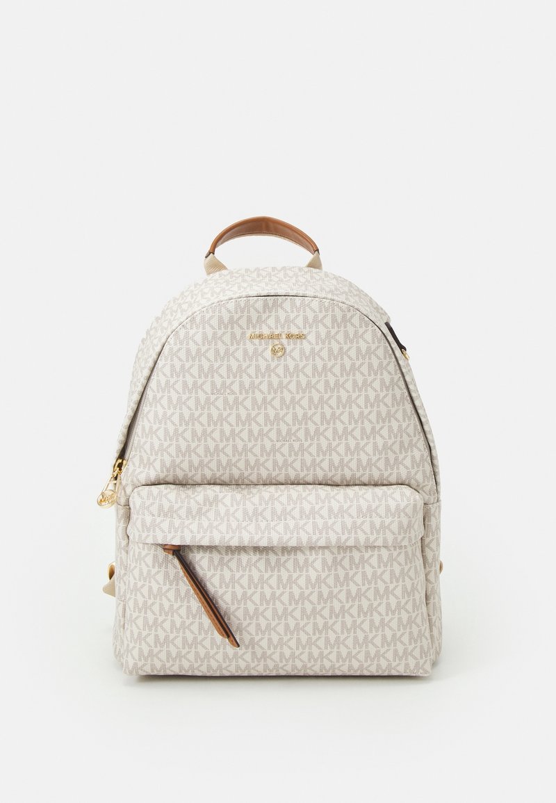 Sac à dos beige Michael Kors avec motif répétitif du logo MK, poche avant zippée, poignée en cuir et détails en métal doré sur la fermeture éclair.