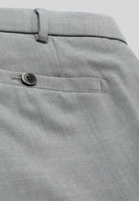 Grau Stoffhosen mit glatter Textur. Zu den Merkmalen gehören eine Rückentasche mit einem schwarzen Knopf und einem subtilen Webmuster.