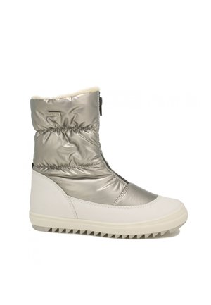 Silberne, gepolsterte Winterstiefel mit Kunstfellfutter, weißer Gummisohle und einem texturalen Kontrast zwischen der glänzenden Oberseite und dem matten unteren Teil.