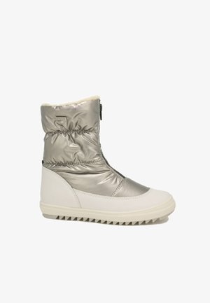 Silberne, gepolsterte Winterstiefel mit Kunstfellfutter, weißer Gummisohle und einem texturalen Kontrast zwischen der glänzenden Oberseite und dem matten unteren Teil.