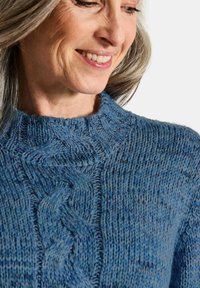 Maglione blu lavorato a maglia con motivo a trecce e scollatura a girocollo. Il filato testurizzato aggiunge profondità, con un aspetto morbido e leggermente peloso.
