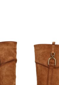 Botas altas hasta la rodilla de ante marrón con una textura suave, que cuentan con un adorno de aro metálico decorativo en el lateral.