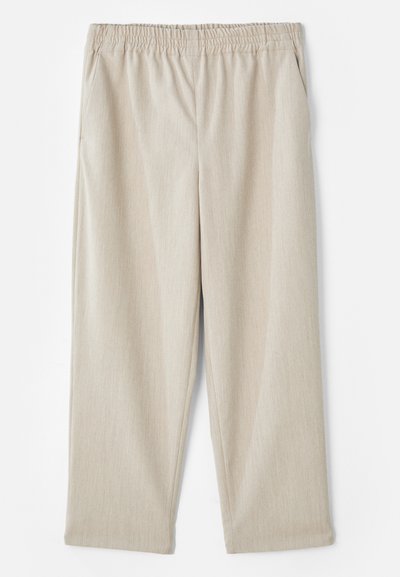 Μπεζ, ελαφριά παντελόνια από υφασμάτινο υλικό με υφή. Διαθέτουν ελαστική μέση και πλαϊνές τσέπες, με σχέδιο ίσιας γραμμής.