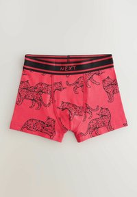 Røde boxer shorts med et sort leopardprint mønster, der har en sort talje med ordet "NEXT" printet i hvidt.