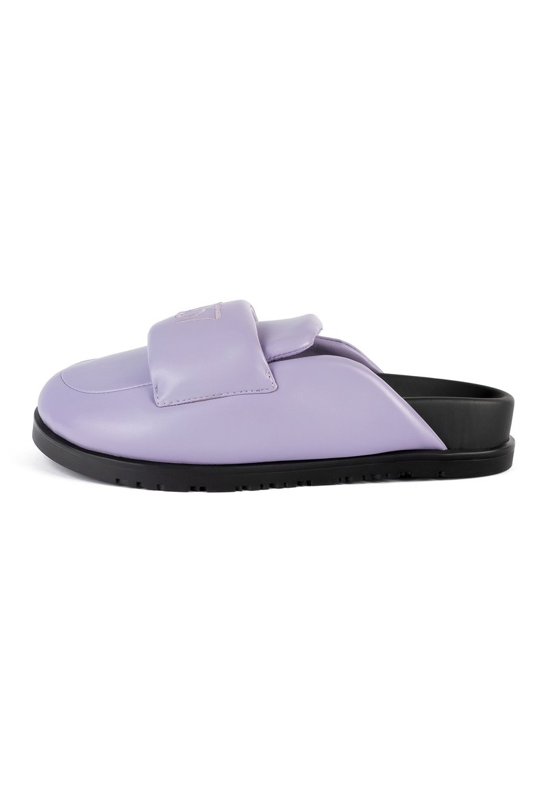 Purppurainen nahkainen liukuva sandaali, jossa on pehmustettu hihna, musta kumipohja ja sileä pinta. Ominaisuudet: pyöristetty varvas ja minimalistinen muotoilu.