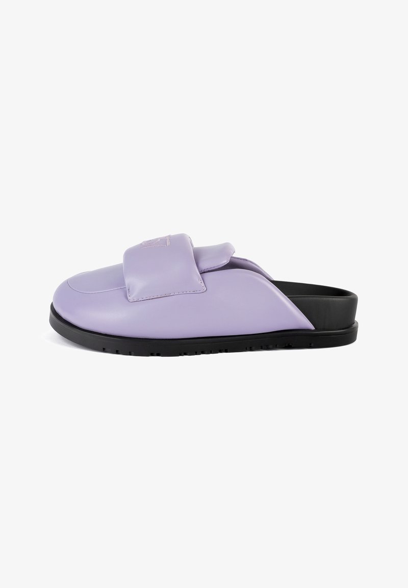 Sandale slide en cuir violet avec une sangle rembourrée, semelle en caoutchouc noir et texture lisse. Présente un bout arrondi et un design minimaliste.