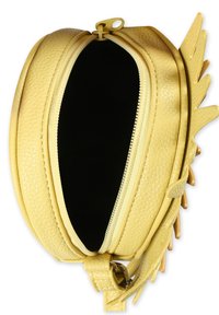 Geel lederen tas met een gestructureerd oppervlak en een zwarte binnenkant. Voorzien van een dubbele rits en zijaccenten die op spijkers lijken.