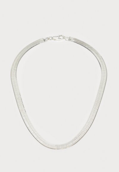 Colier metalic cu un design în forme de pește, având un finisaj neted din argint, link-uri plate și un sistem de închidere sigur. Formă curbată și textură subtilă.
