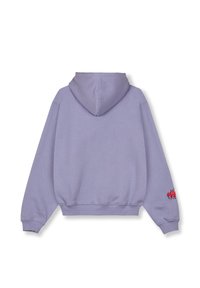 Sudadera lavanda con capucha ajustable, puños y dobladillo acanalados. Presenta un diseño de llama roja en la manga izquierda. Tejido suave, corte relajado.