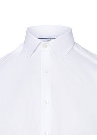Camicia bianca con tessuto a trama, dotata di abbottonatura frontale con 5 bottoni e un accento blu all'interno del colletto.