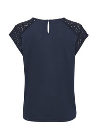 Haut bleu marine à manches courtes, avec des accents en dentelle sur les épaules et une fermeture au dos en clé. Tissu doux avec une texture lisse.