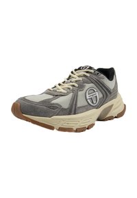 Sportlich gestalteter Schuh mit grauem Mesh-Obermaterial, Suede-Akzenten, beigem Zwischensohlenteil und brauner Gummisohle. Verfügt über weiße Schnürsenkel und ein Logodetail.